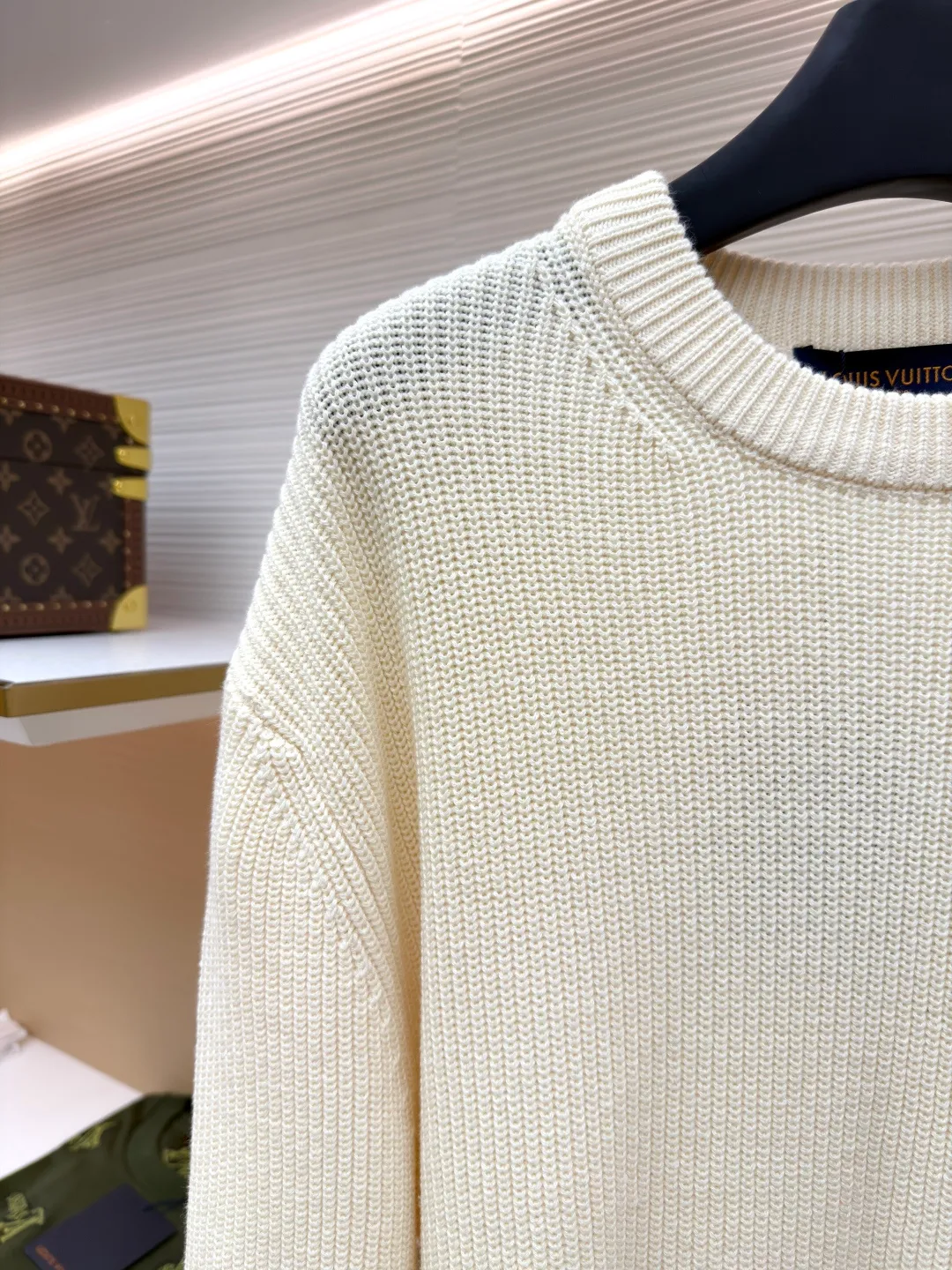 LOUIS VUITTON basic logo embroidered plain pullover knitted sweater ●Original version: 18,000 purchased and developed ●Item number: 1680919-A75 ●Fabric: cashmere fabric ●Technology: knitting ●Version: fitted version ●Weight: about 630 grams ●Size: XS-S-M-L ●Description: Embroidered cashmere crew neck sweater This cashmere crew neck sweater is ribbed knitted to create a rich texture, which combines elegant style and comfortable texture. The LV logo embroidery sits on the left hem, and casual touches can easily upgrade any look. The overall wiring is straight and delicate, the fabric is comfortable and soft, and the color is consistent without color difference. It can be matched with the same style to create a fashionable look and control various occasions. Customized accessories, complete with three standards, same style for men and women!